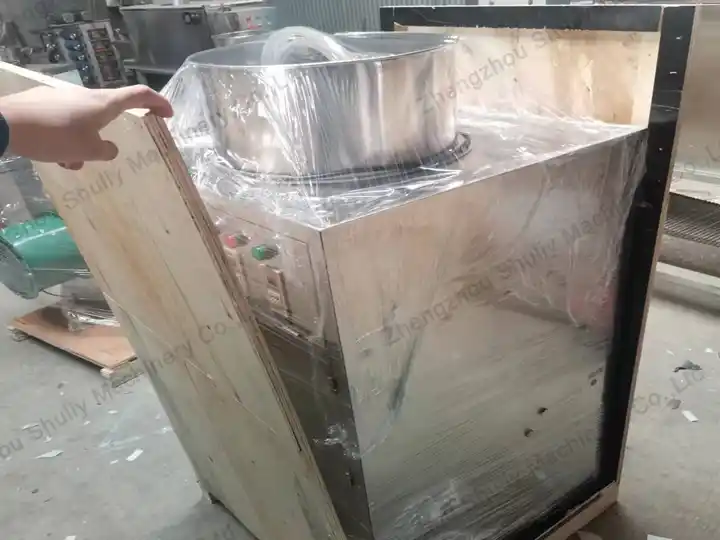 Máy bóc tỏi đang được đóng gói