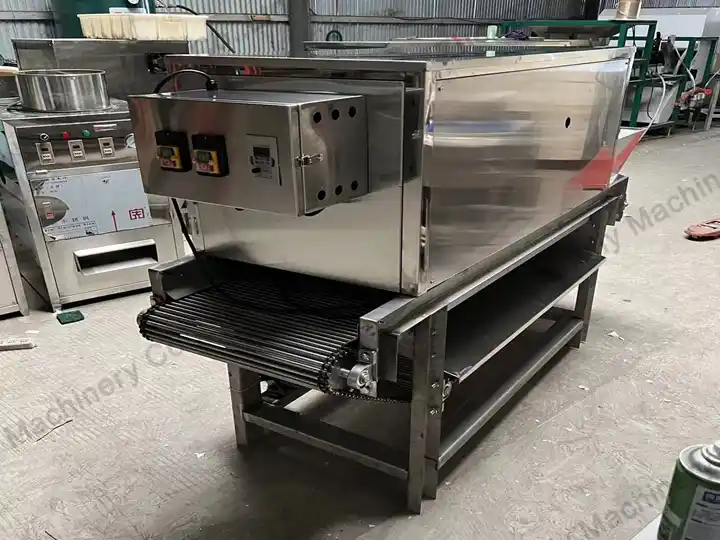 machine à éplucher à chaîne en usine